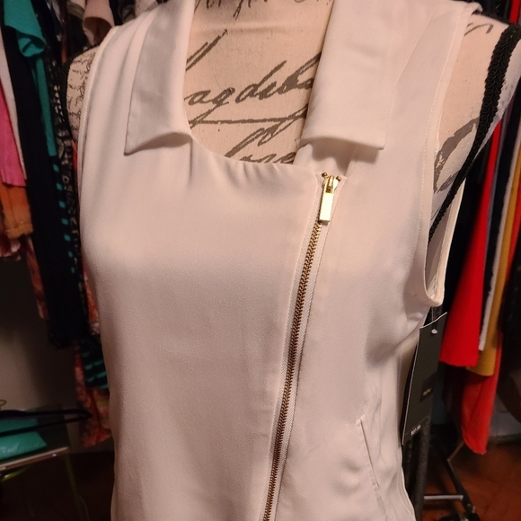 Stunning sleeveless vest type top - Picture 5 of 5